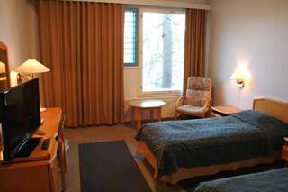 Курортные отели Lehmirannan Lomakeskus Сало Двухместный номер с 2 отдельными кроватями и видом на озеро-1